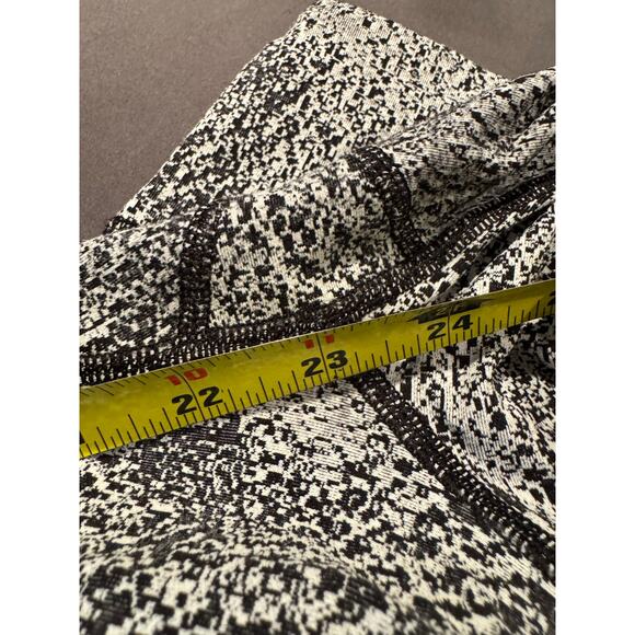 Lululemon size 4 cropped old style 23” inseam - Picture 4 of 5